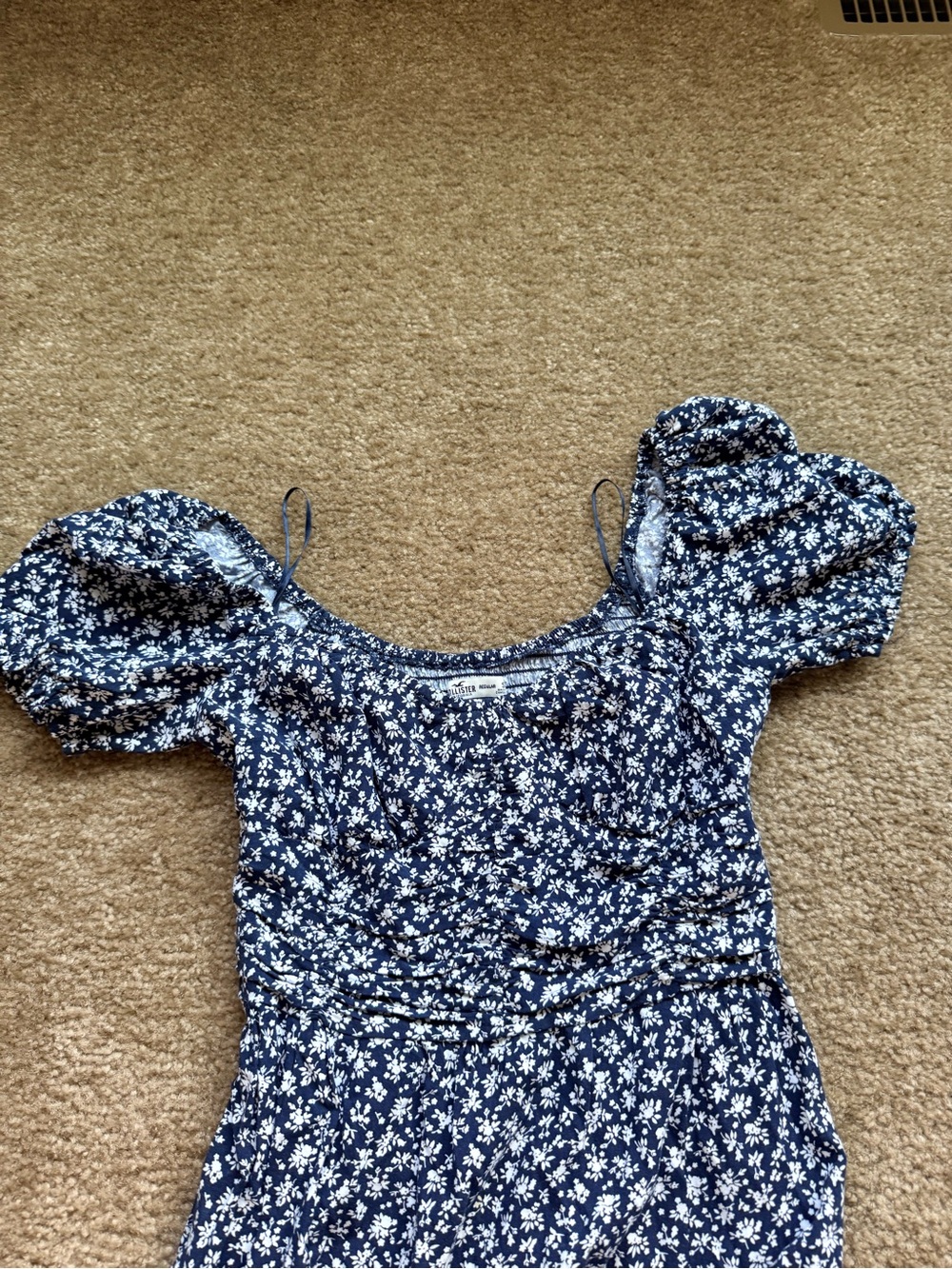 Hollister Navy Puff-Sleeve Floral Top w front slit sz s